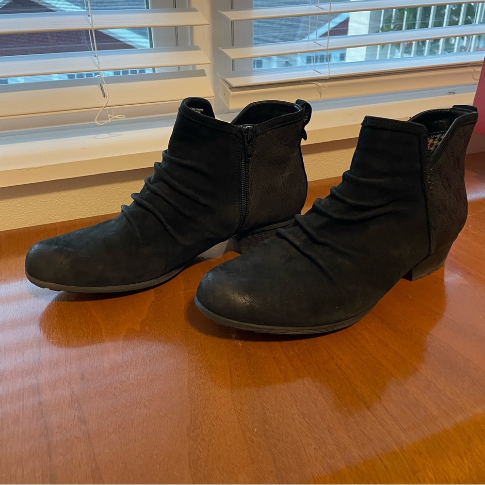 New in box - Cobb Hill - Gratasha Panel Bt 2 black booties - women’s 9.5